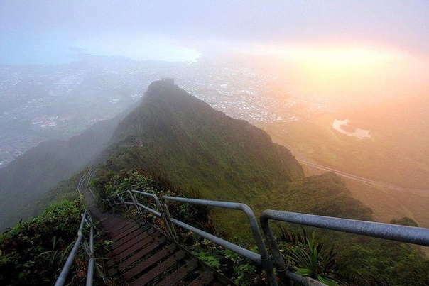Лестница Хайку в Оаху, Гавайи, США.