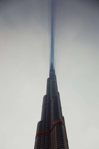 Башня в Дубае разрезает облака.