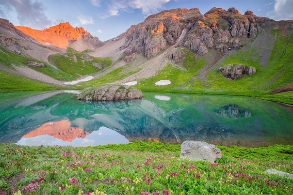Кристально чистое озеро в горах Сан Хуан, Колорадо