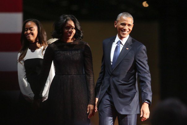 Президент США Барак Обама рассказал, что намерен посвятить будущий год семье, но остаться гражданином. «Все, что мне нужно — это время, чтобы осмыслить потрясающий опыт, который я получил, — пояснил Обама. — Хочу побольше быть с женой — скоро у нас 25-я годовщина свадьбы»: 