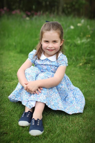 Кенсингтонский дворец опубликовал новые фото принцессы Шарлотты в ее день рождения
