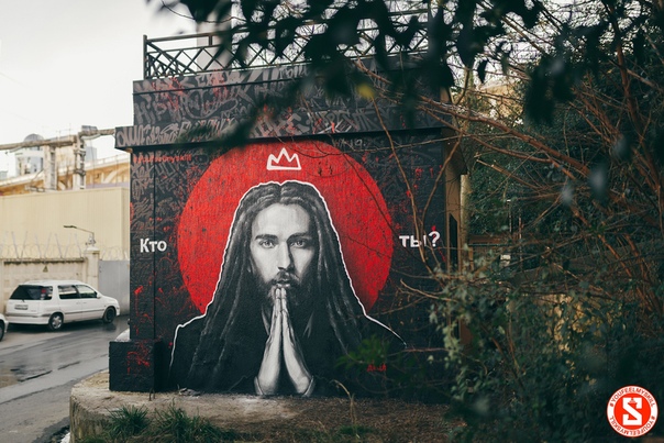 В память о Кирилле Толмацком (Децле) стрит-арт-команда Youfeelmyskil сделала граффити в Сочи