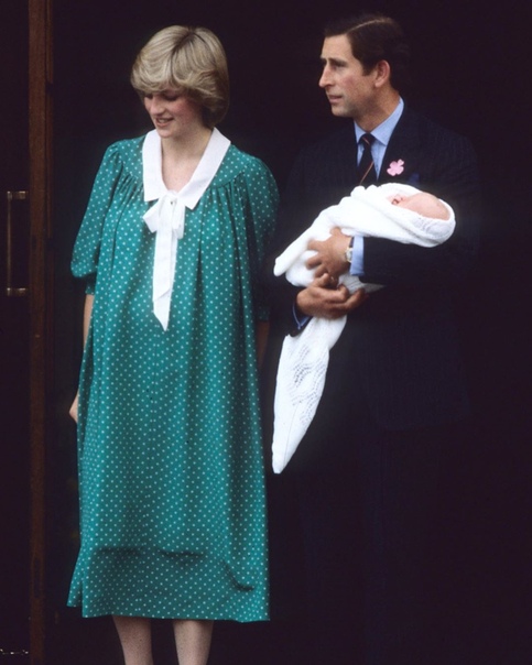 Первые фотосессии с новорожденными наследниками британского престола Дианы Спенсер, Кейт Миддлтон и Меган Маркл